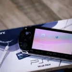 Máy chơi game cầm tay Sony PlayStation Portable (PSP) với màn hình và các nút điều khiển, biểu tượng cho khả năng chơi game di động và kết nối TV.