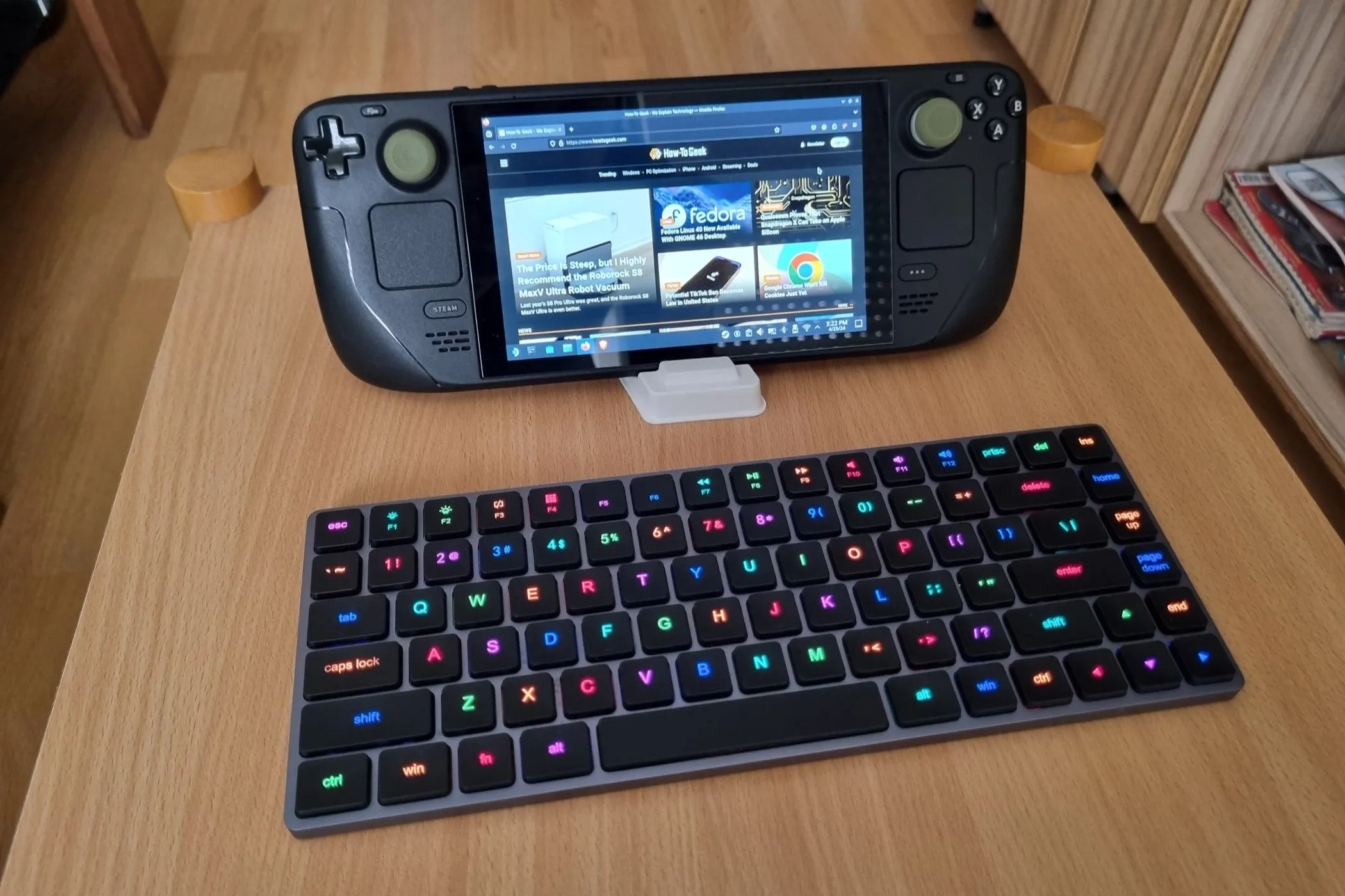 Máy Steam Deck kết nối với bàn phím có thiết kế mỏng, minh họa khả năng sử dụng như một chiếc PC mini.