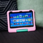 Máy tính bảng Amazon Fire HD 10 Kids trên ghế sofa, đại diện cho việc quản lý thời gian sử dụng màn hình của trẻ em.