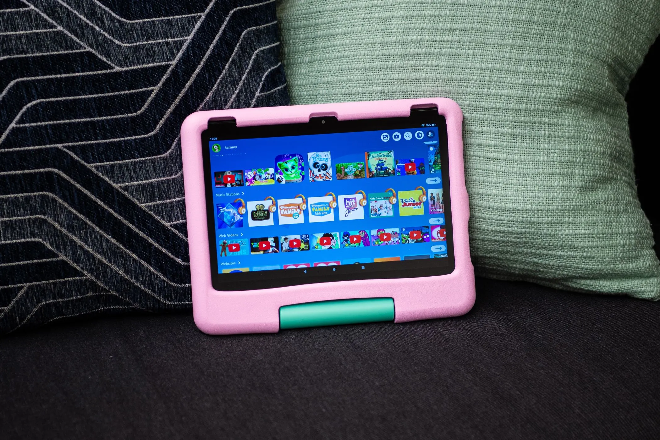 Máy tính bảng Amazon Fire HD 10 Kids trên ghế sofa, đại diện cho việc quản lý thời gian sử dụng màn hình của trẻ em.