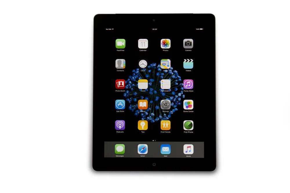 Máy tính bảng Apple iPad 3 màu đen được đặt trên nền trắng.