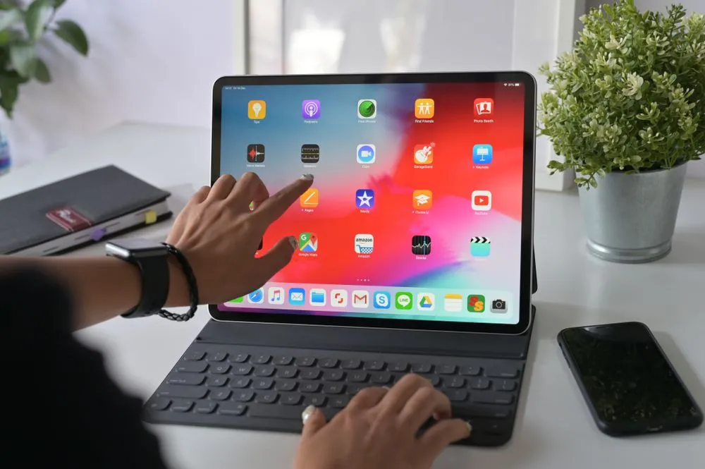 Máy tính bảng iPad Pro 12.9 inch được gắn kèm bàn phím, biến thành công cụ làm việc hiệu quả.