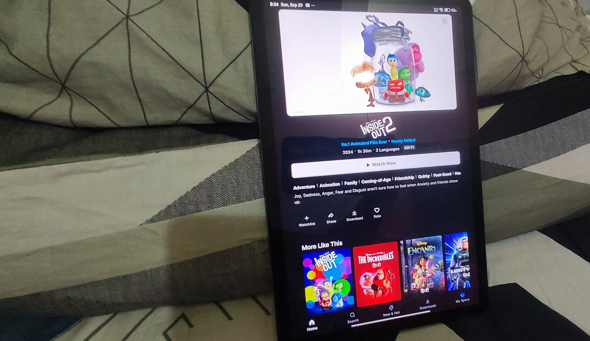 Máy tính bảng Xiaomi Mi Pad 5 màu xám bạc đặt trên gối êm ái, minh họa việc sử dụng thiết bị chuyên dụng cho giải trí.