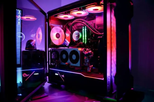 máy tính chơi game với đèn RGB bên trong