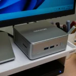Máy tính mini GEEKOM AE7 nhỏ gọn trên bàn làm việc, minh họa sự phát triển của dòng PC kích thước nhỏ.