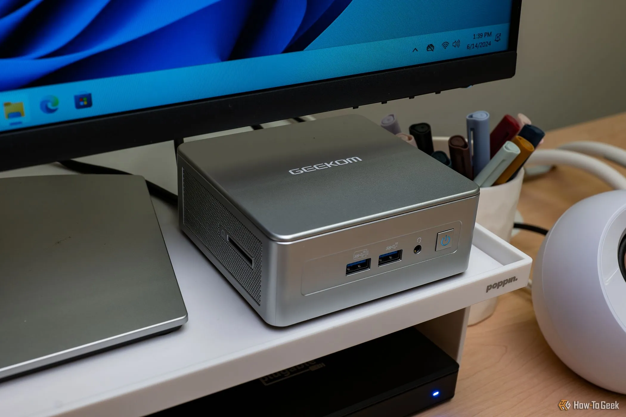 Máy tính mini GEEKOM AE7 nhỏ gọn trên bàn làm việc, minh họa sự phát triển của dòng PC kích thước nhỏ.