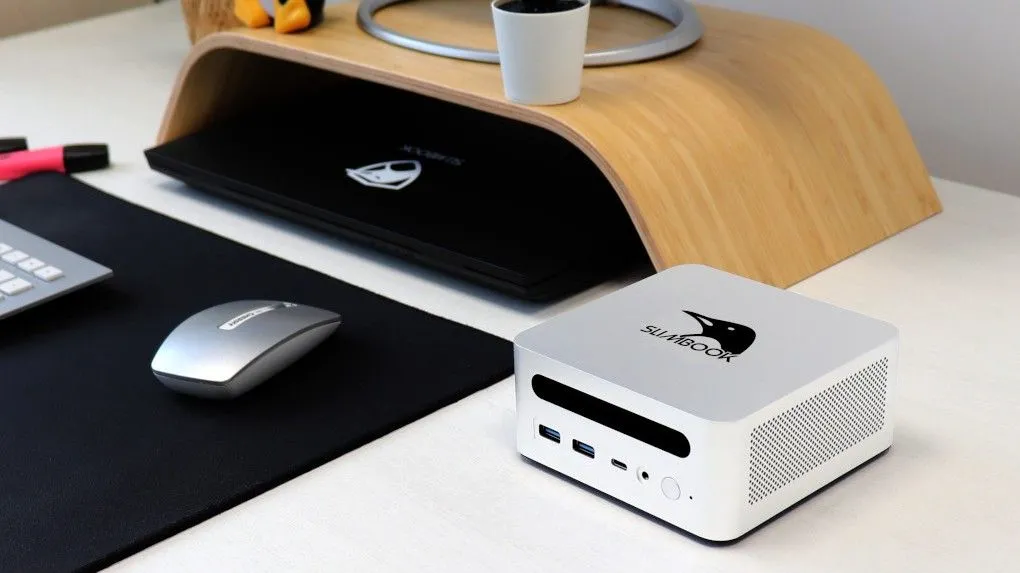 Máy tính mini Slimbook One đặt trên bàn làm việc, thể hiện sự gọn gàng cho công việc hàng ngày.