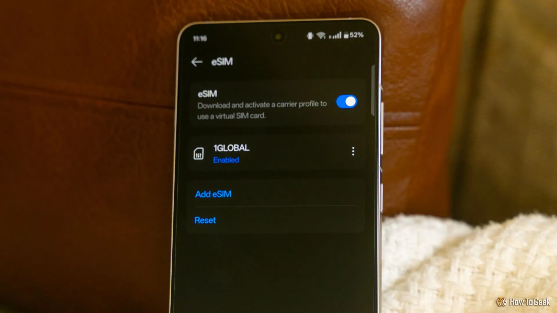 Menu cài đặt eSIM trên điện thoại Android, minh họa Saily eSIM đã được bật để sử dụng dữ liệu.