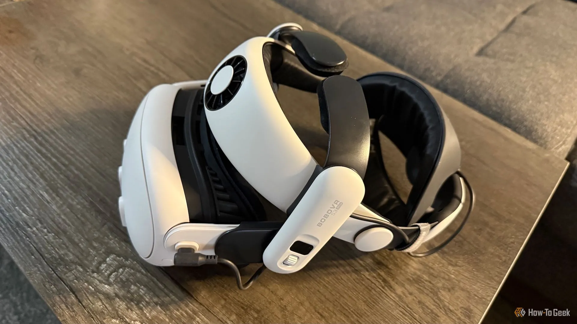Meta Quest 3 gắn với dây đeo Halo BOBOVR S3 Pro nhìn từ cạnh bên, nổi bật thiết kế tựa trán