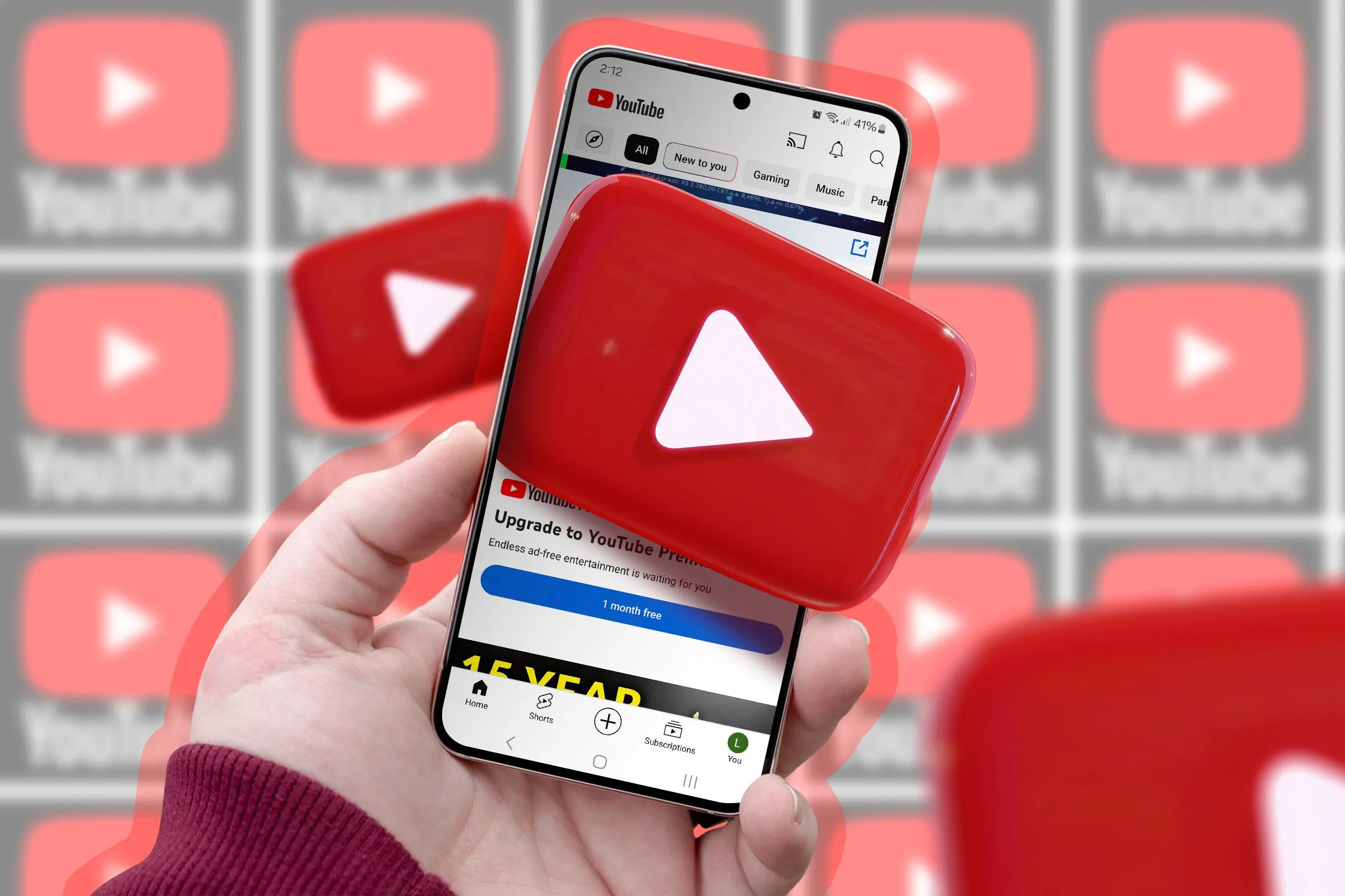 Một bàn tay đang cầm điện thoại hiển thị logo YouTube, minh họa tính năng playlist cộng tác.