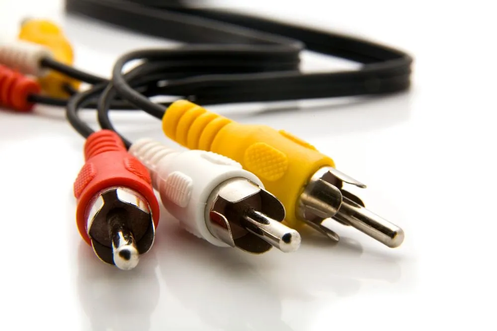 Một bộ cáp composite nhiều màu sắc, với các đầu cắm màu đỏ, trắng và vàng