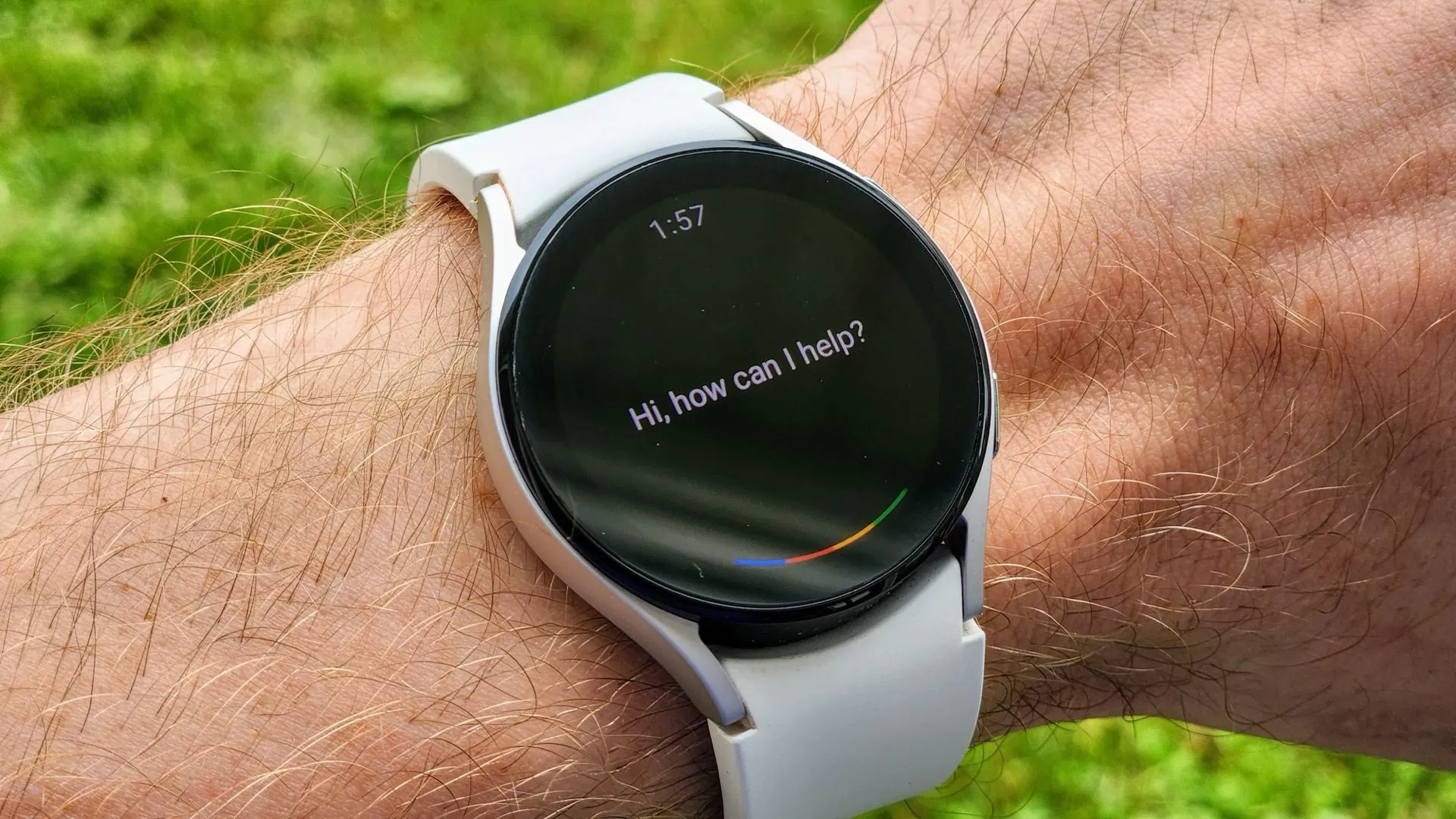Một chiếc đồng hồ thông minh Android hiển thị giao diện của Google Assistant hoặc Gemini, minh họa sự chuyển đổi trợ lý ảo trên WearOS.