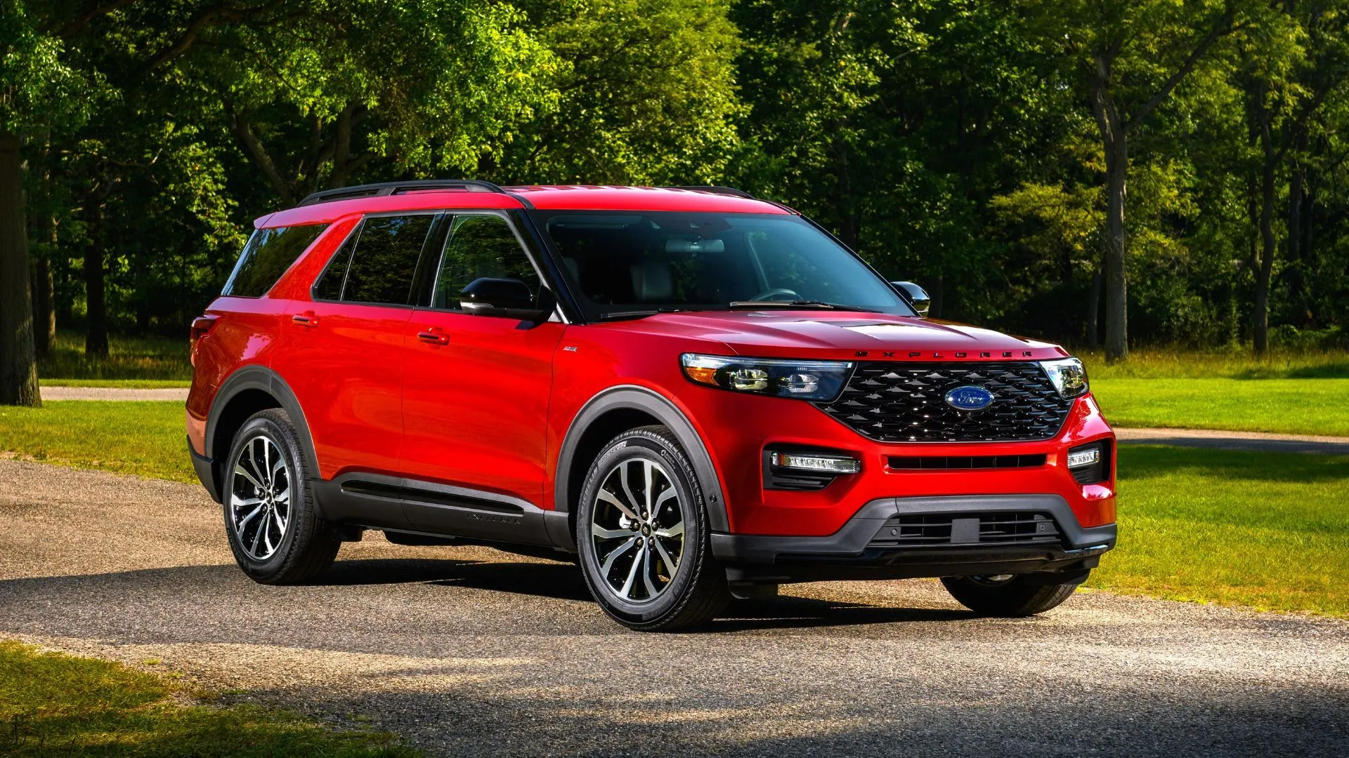 Một chiếc Ford Explorer ST-Line đời 2022 màu đỏ đỗ trên đường.