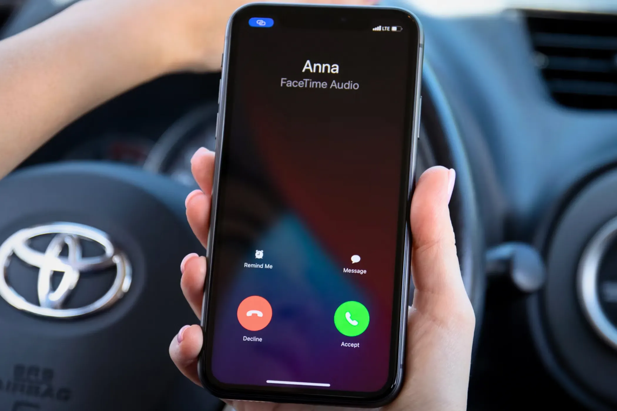 Một chiếc iPhone 11 đang nhận cuộc gọi FaceTime, thể hiện sự tích hợp cuộc gọi trong hệ sinh thái Apple.