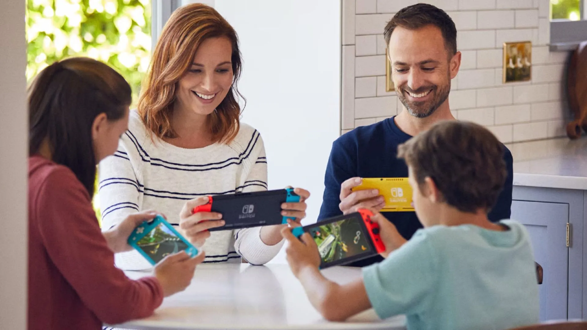 Một gia đình đang chơi máy chơi game Nintendo Switch cùng nhau, thể hiện khoảnh khắc tương tác thực tế thay vì sử dụng điện thoại.