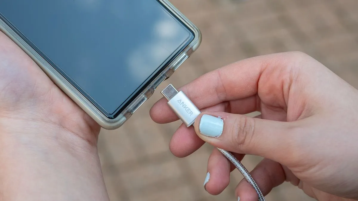 Một người cắm cáp USB-C bện mới của Anker vào điện thoại, thể hiện sự tiện lợi của kết nối.