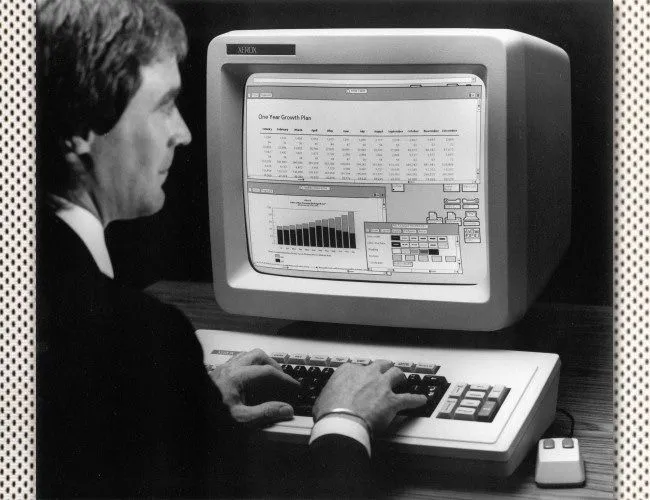 Một người đàn ông đang sử dụng máy tính Xerox Star 8010, một trong những hệ thống có giao diện đồ họa thương mại đầu tiên.