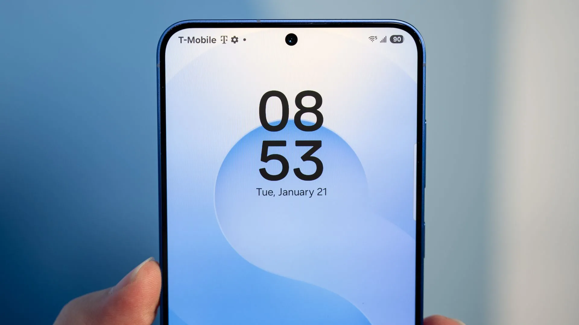 Một người đang cầm chiếc điện thoại Samsung Galaxy S25, tập trung vào camera trước và viền màn hình mỏng.