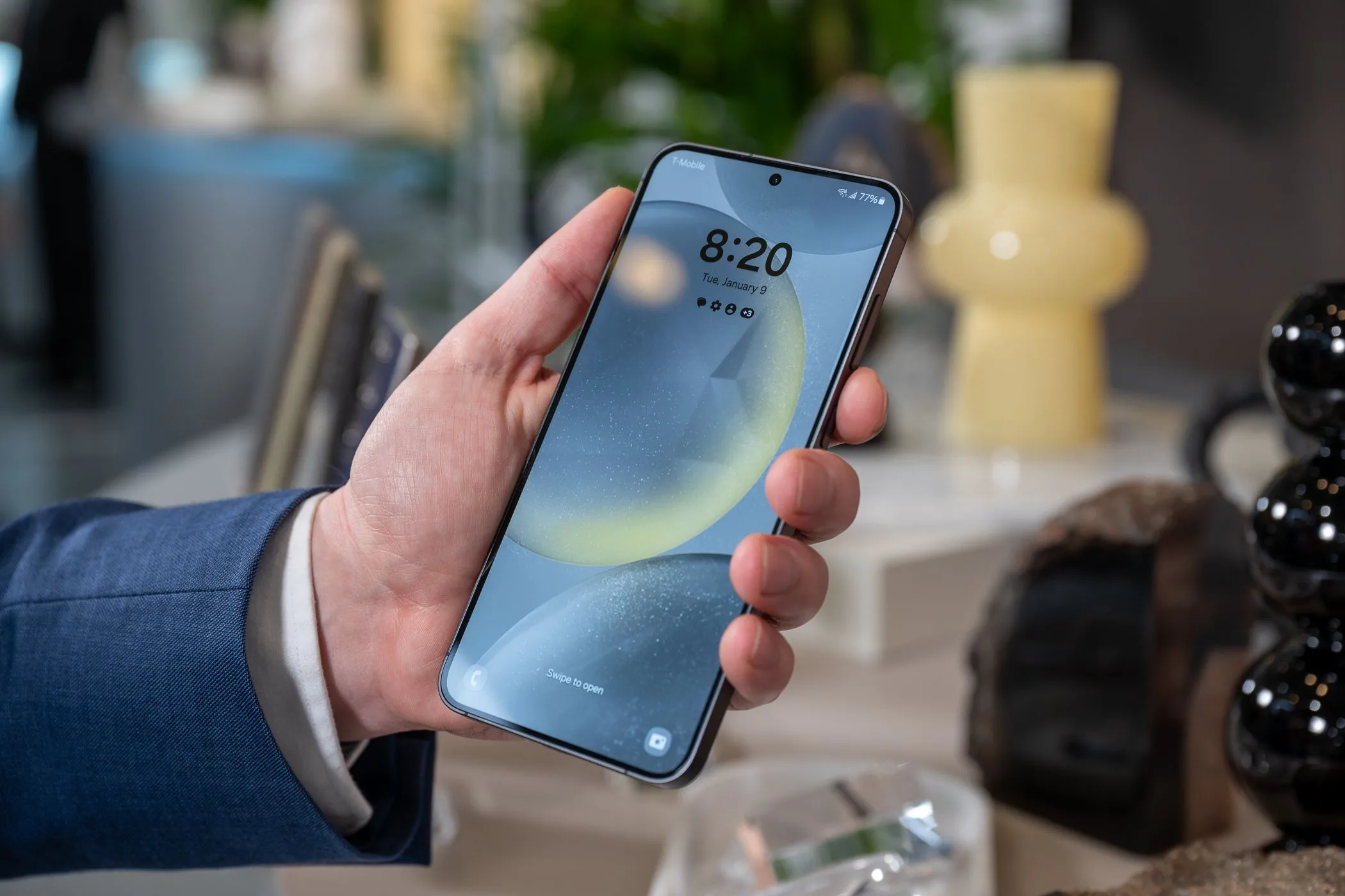 Một người đang cầm Samsung Galaxy S24+ hiển thị màn hình khóa, minh họa chất lượng hiển thị sắc nét của tấm nền Dynamic AMOLED 2X.