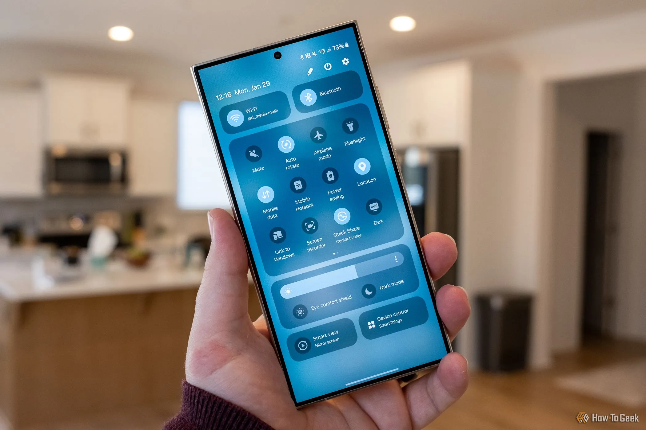 Một người đang cầm Samsung Galaxy S24 Ultra, hiển thị menu cài đặt nhanh, tượng trưng cho khả năng tùy chỉnh quay video chuyên nghiệp.