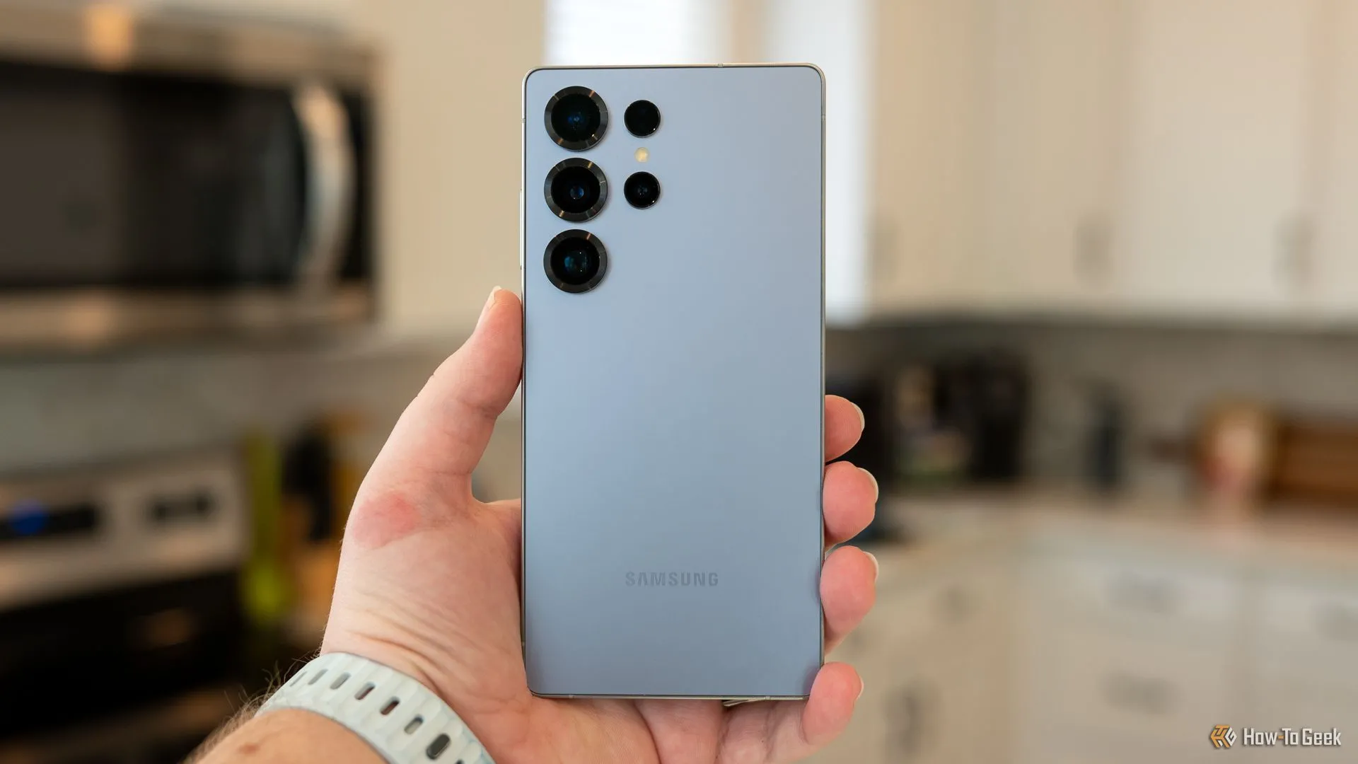 Một người đang cầm Samsung Galaxy S25 Ultra, hiển thị mặt lưng với hệ thống camera cao cấp.