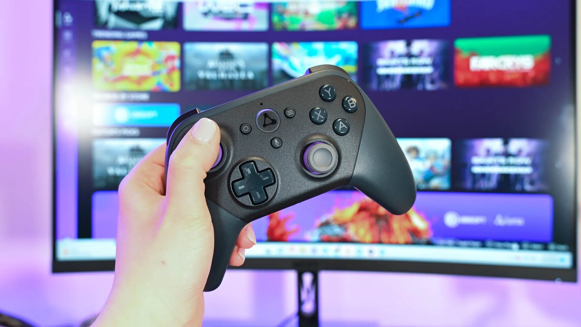 Một người đang cầm tay cầm Amazon Luna Controller, tượng trưng cho nỗ lực thất bại của Amazon trong thị trường game