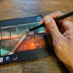Một người đang chơi game "Midnight Girl" trên điện thoại Samsung Galaxy Z Fold 5, minh họa sự tiện lợi của game di động.