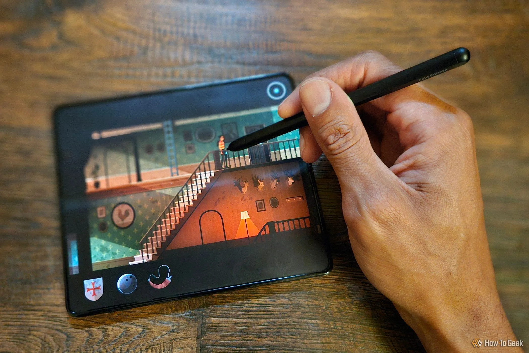 Một người đang chơi game "Midnight Girl" trên điện thoại Samsung Galaxy Z Fold 5, minh họa sự tiện lợi của game di động.