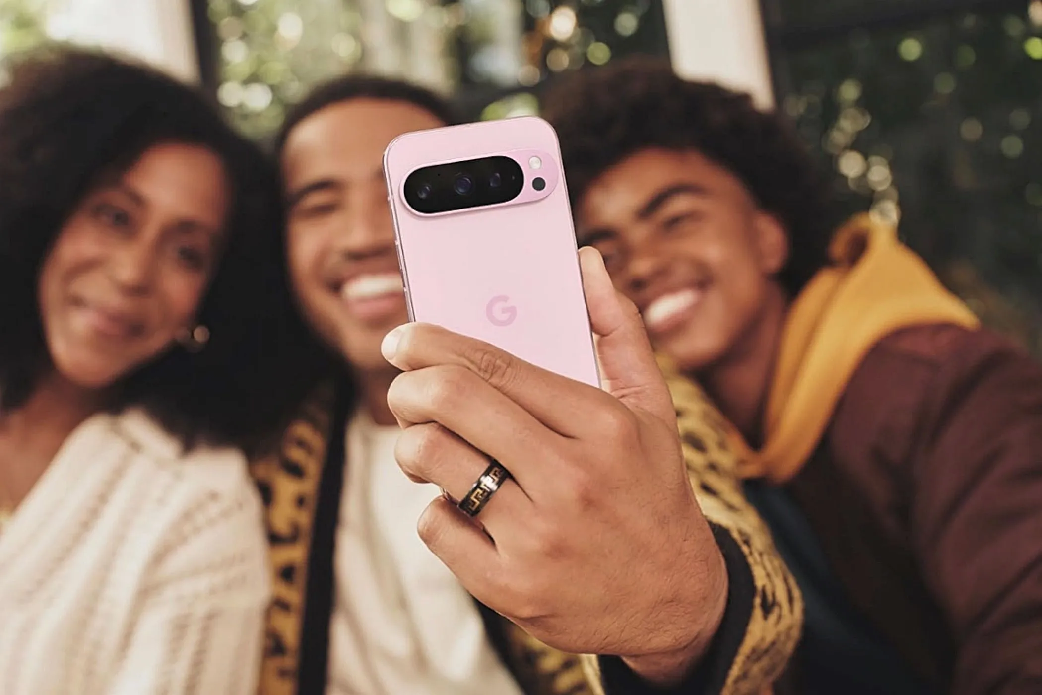 Một nhóm người đang chụp ảnh tự sướng với điện thoại Google Pixel 9 Pro XL, thể hiện tính năng camera selfie vượt trội.