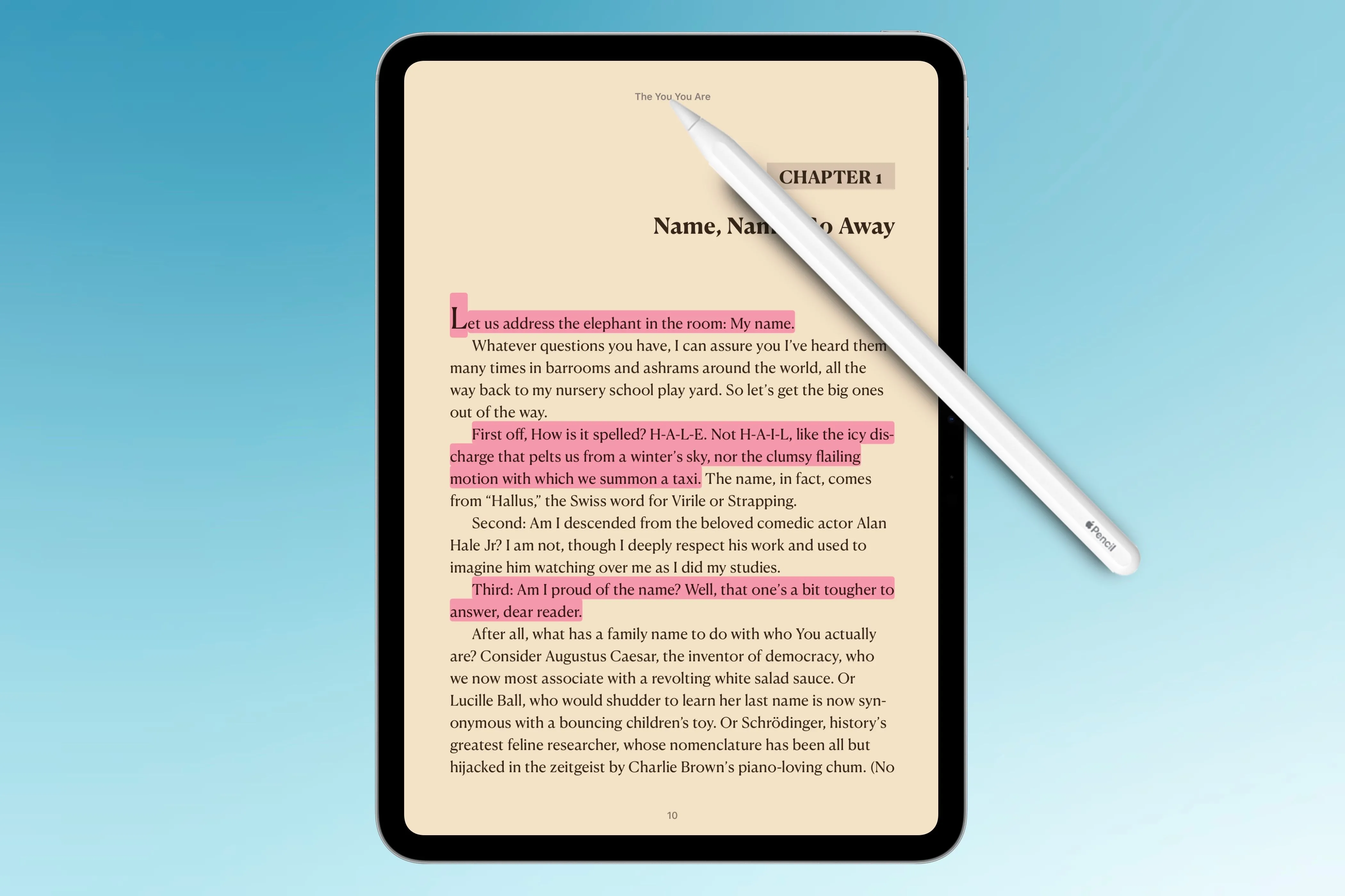 Một sinh viên đang sử dụng Apple Pencil để ghi chú và đánh dấu trong ứng dụng Sách trên iPad, minh họa khả năng học tập hiệu quả.