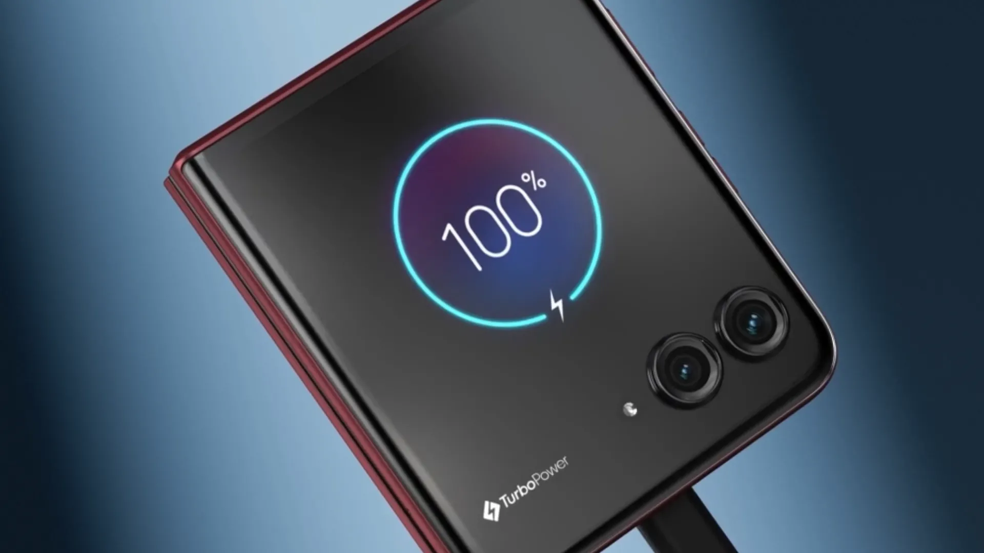 Moto Razr Ultra 2025 đang sạc có dây, hiển thị 100% pin trên màn hình phụ
