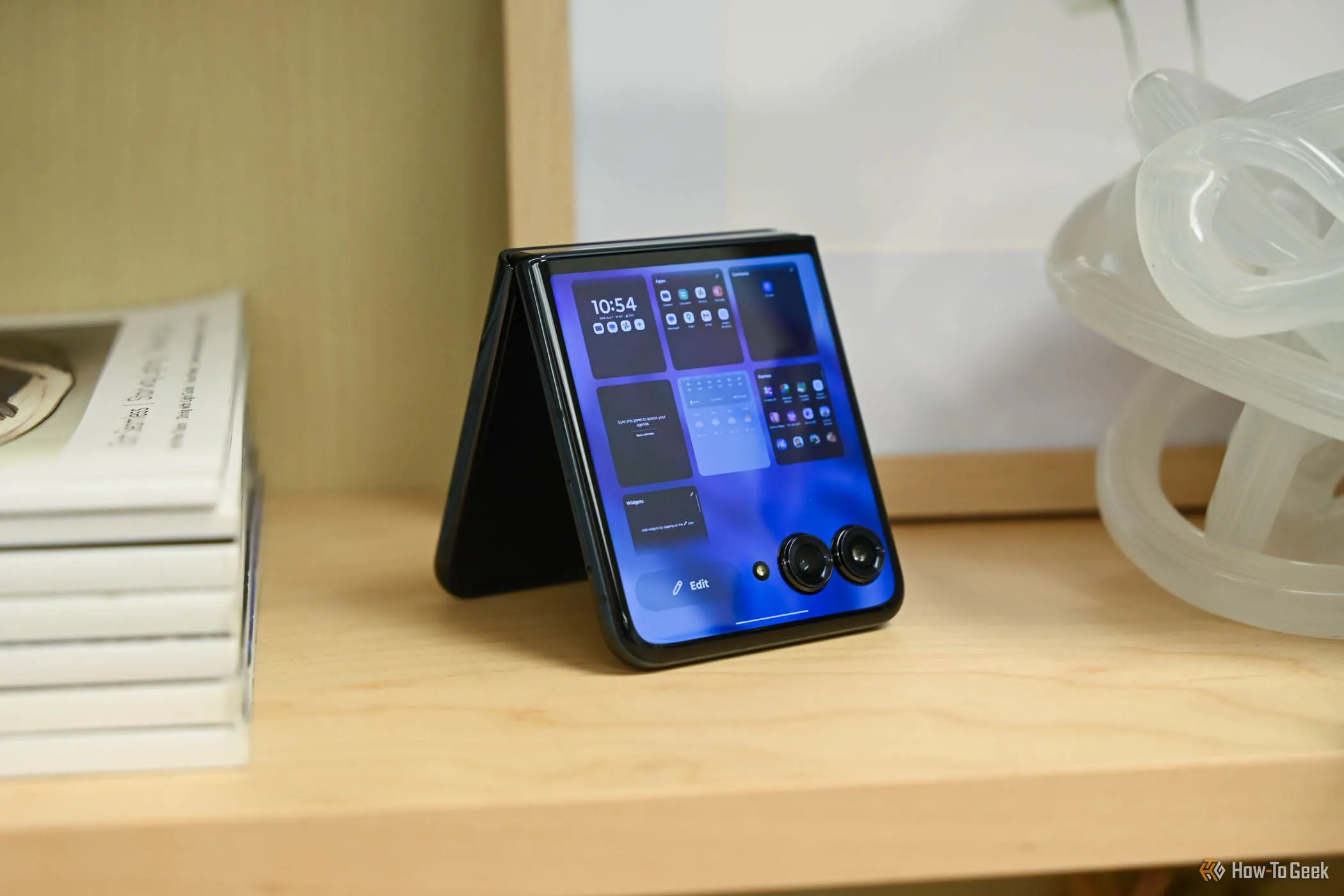 Motorola Razr+ với hình dạng tam giác hiển thị màn hình phía trước