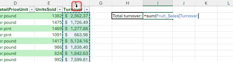 Mũi tên xuống trong Excel được nhấp để chọn nội dung của cột trong bảng đã định dạng