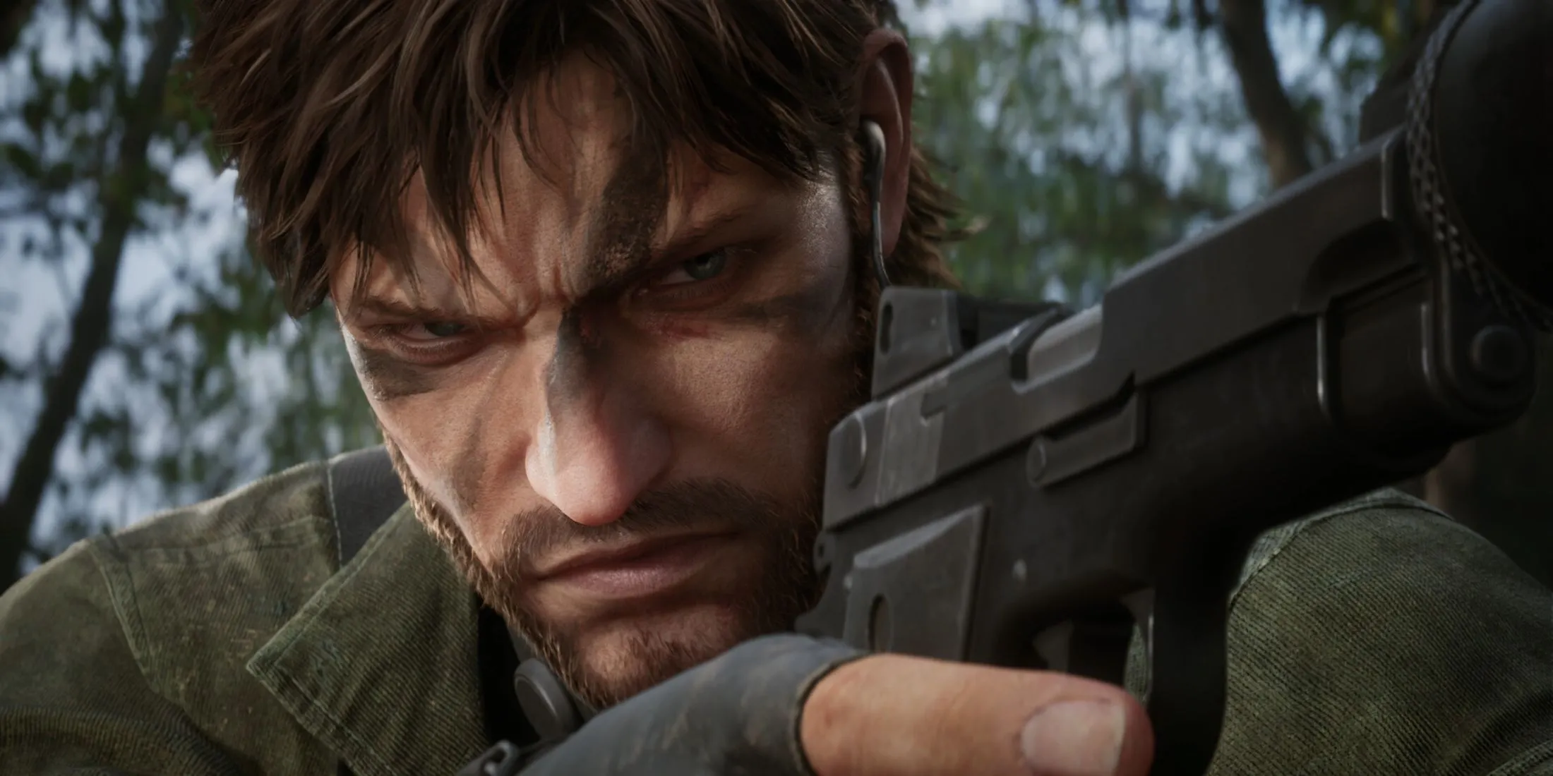 Naked Snake ẩn nấp trong bụi cây, một kỹ năng tàng hình cốt lõi của Metal Gear Solid Delta: Snake Eater.