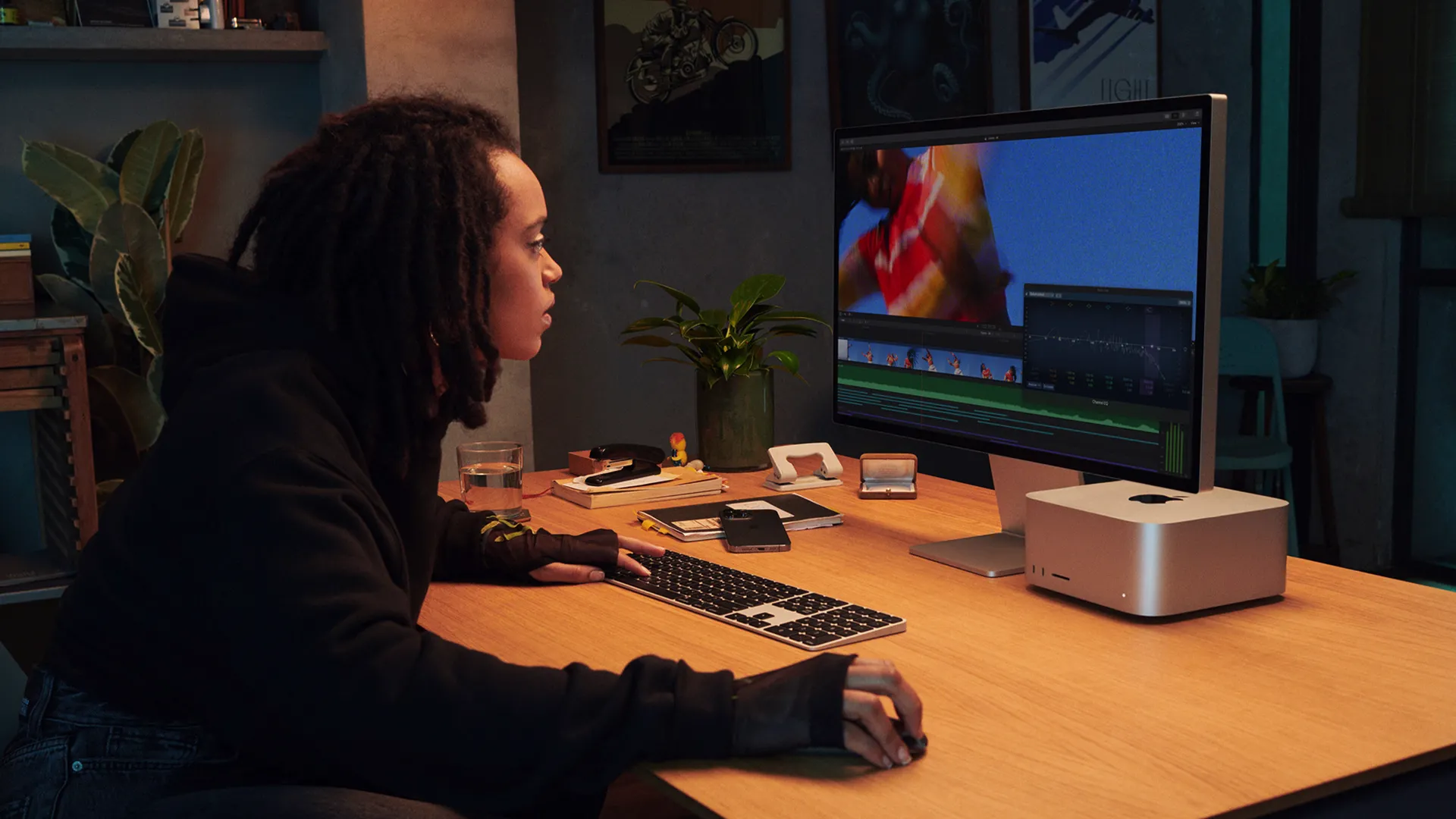 Nghệ sĩ sử dụng Mac Studio cùng màn hình Apple Studio Display, thể hiện sự tối ưu không gian làm việc