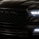 Ngoại thất phía trước Ram 1500 Express 2026 màu đen với thiết kế mạnh mẽ