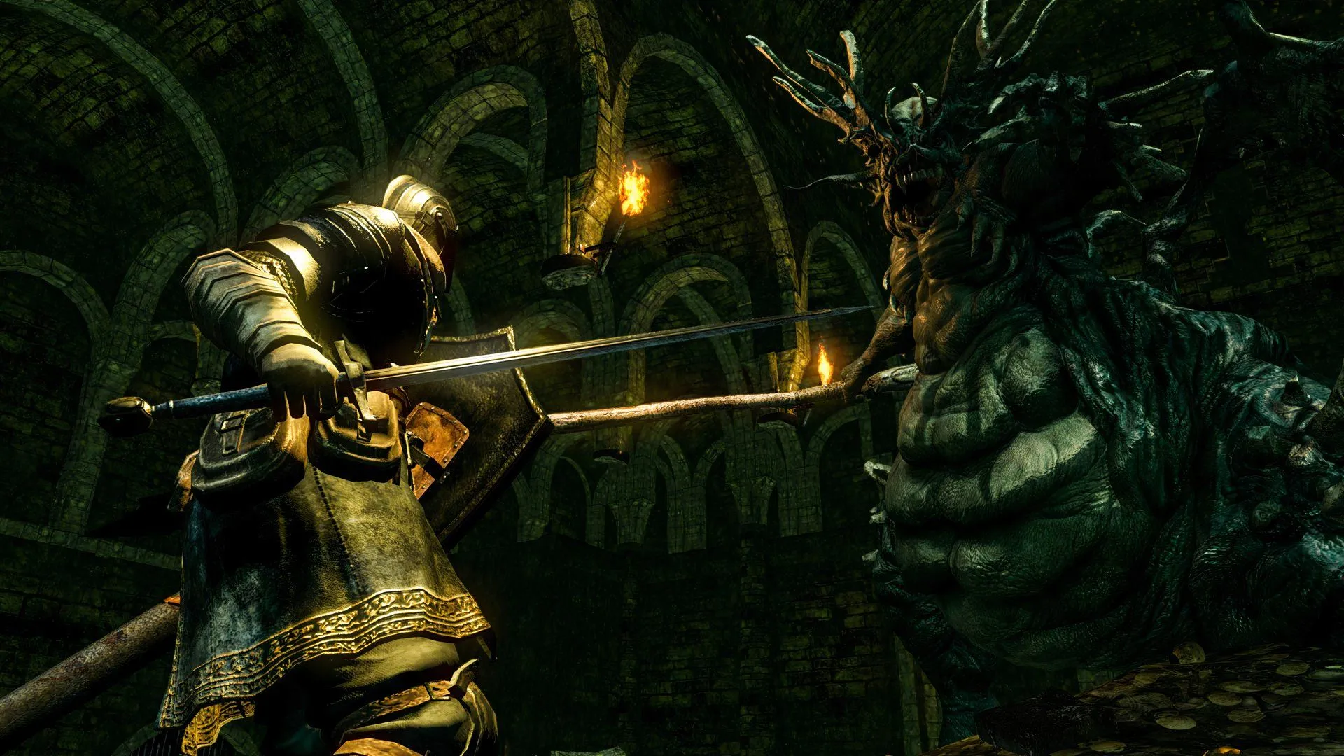Người chơi đang chiến đấu với một con boss khổng lồ trong game Dark Souls, cảnh tượng đầy căng thẳng và thử thách.