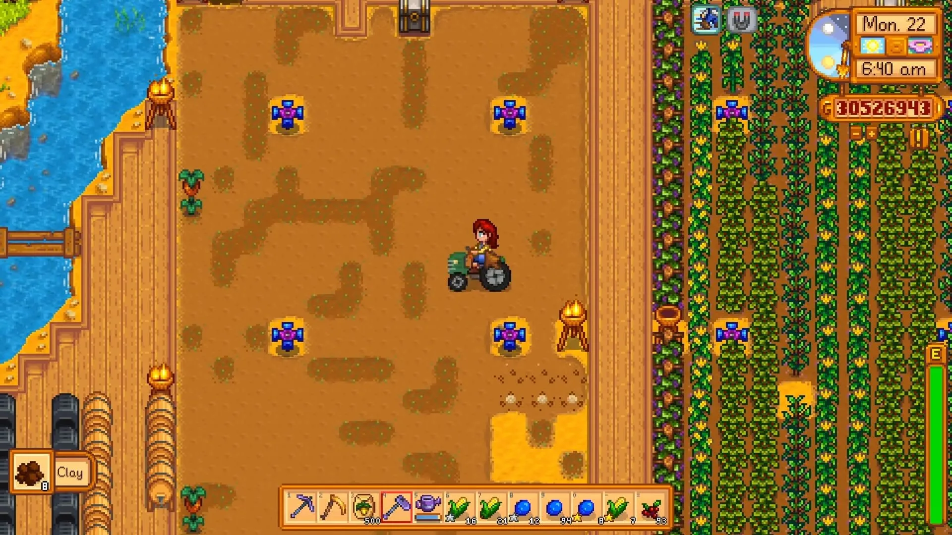 Người chơi lái máy kéo trên nông trại Đảo Gừng của họ trong Stardew Valley, thể hiện hiệu quả của mod Tractor giúp tự động hóa công việc.