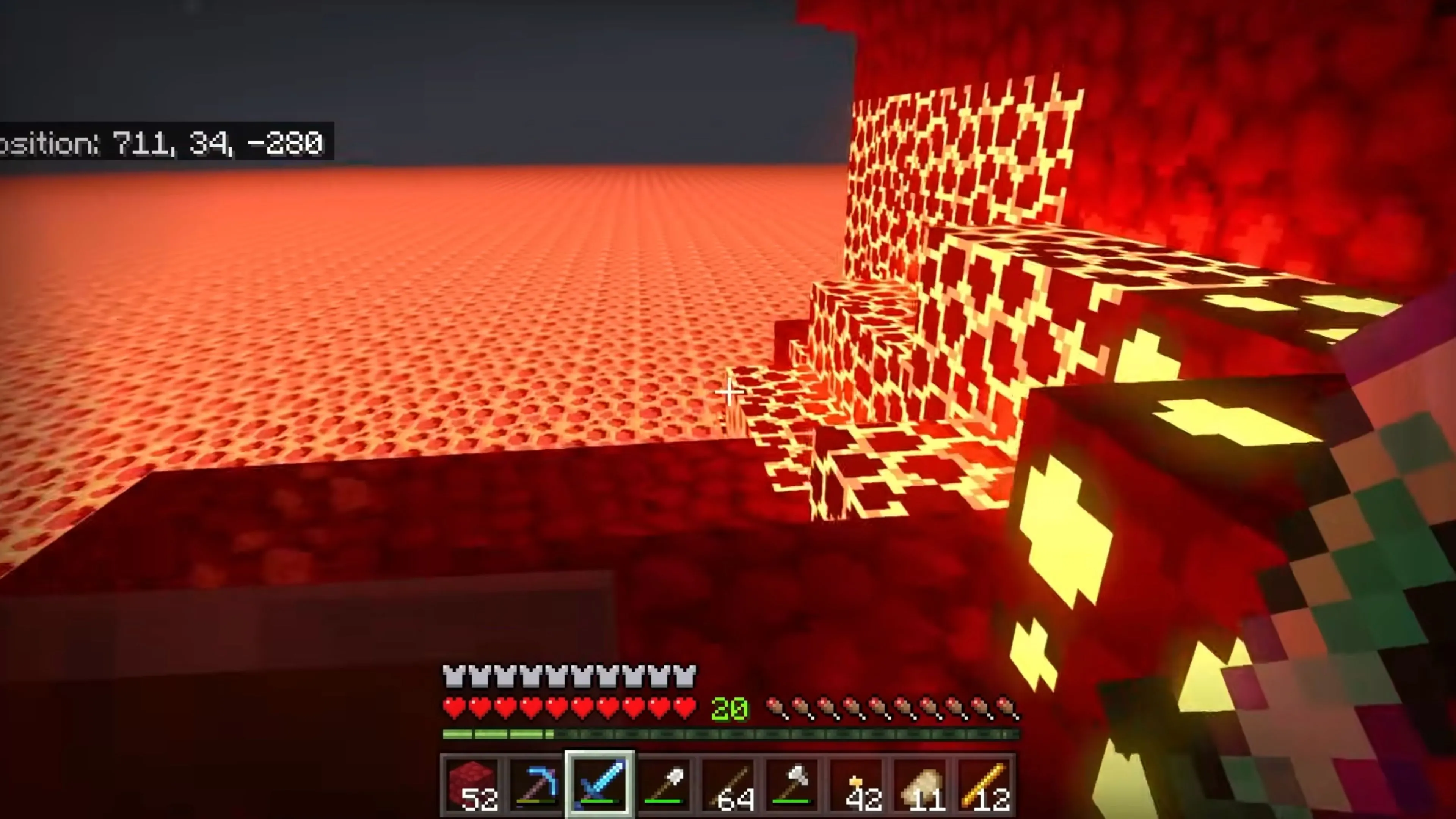 Người chơi Minecraft đứng trên đỉnh núi cao, nhìn xuống một ngôi làng nhỏ dưới thung lũng với cây cối và sông.