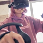 Người chơi trải nghiệm kính thực tế ảo Valve Index.