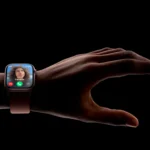 Người dùng Apple Watch Series 9 sử dụng cử chỉ chạm hai lần Double Tap trên cổ tay để tương tác với màn hình.