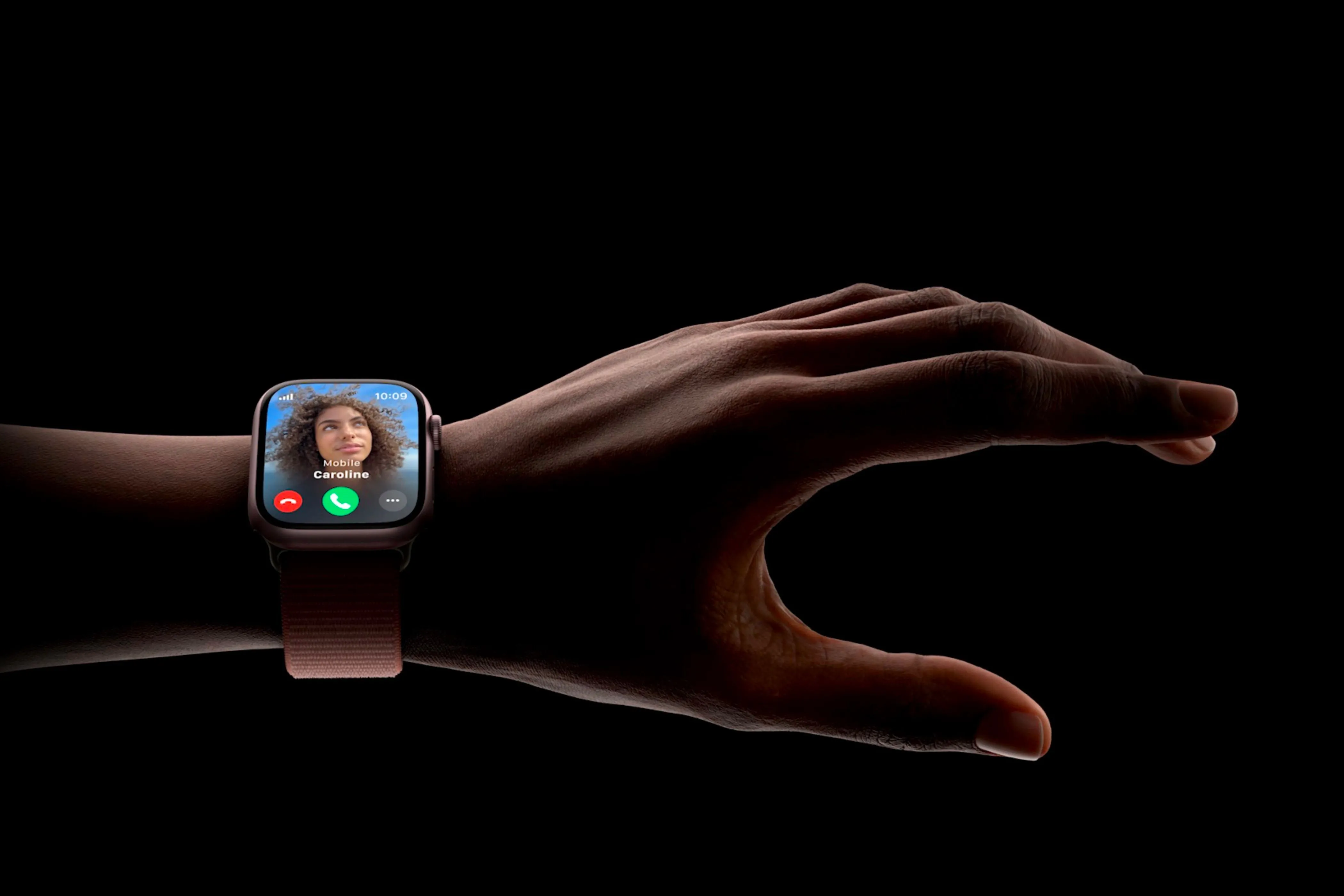 Người dùng Apple Watch Series 9 sử dụng cử chỉ chạm hai lần Double Tap trên cổ tay để tương tác với màn hình.