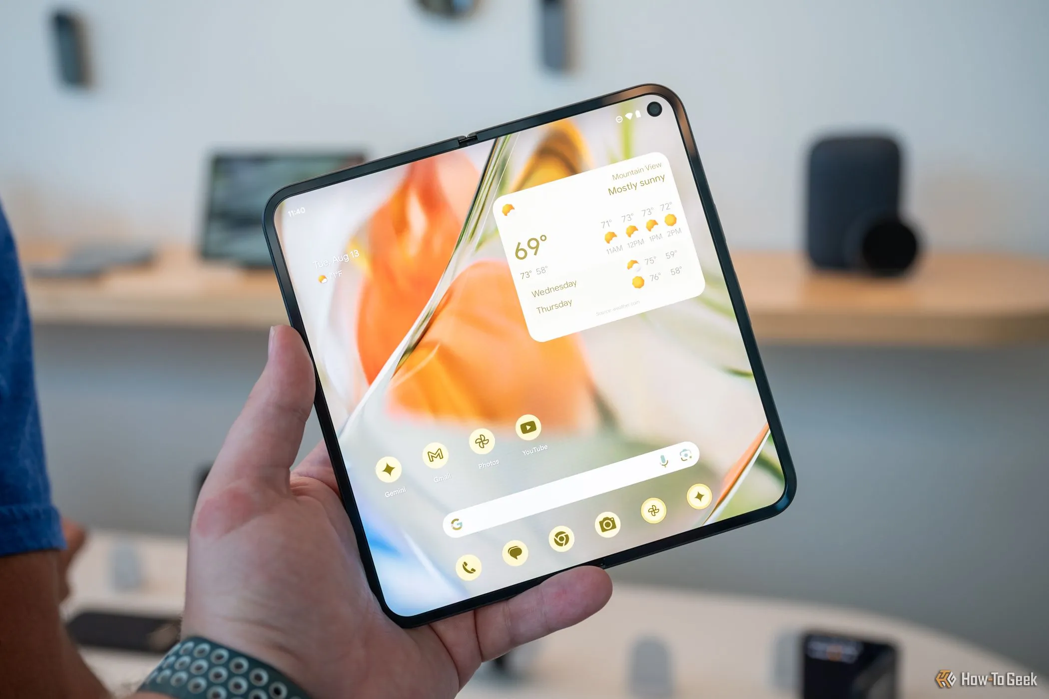 Người dùng cầm điện thoại Google Pixel 9 Pro Fold đang mở