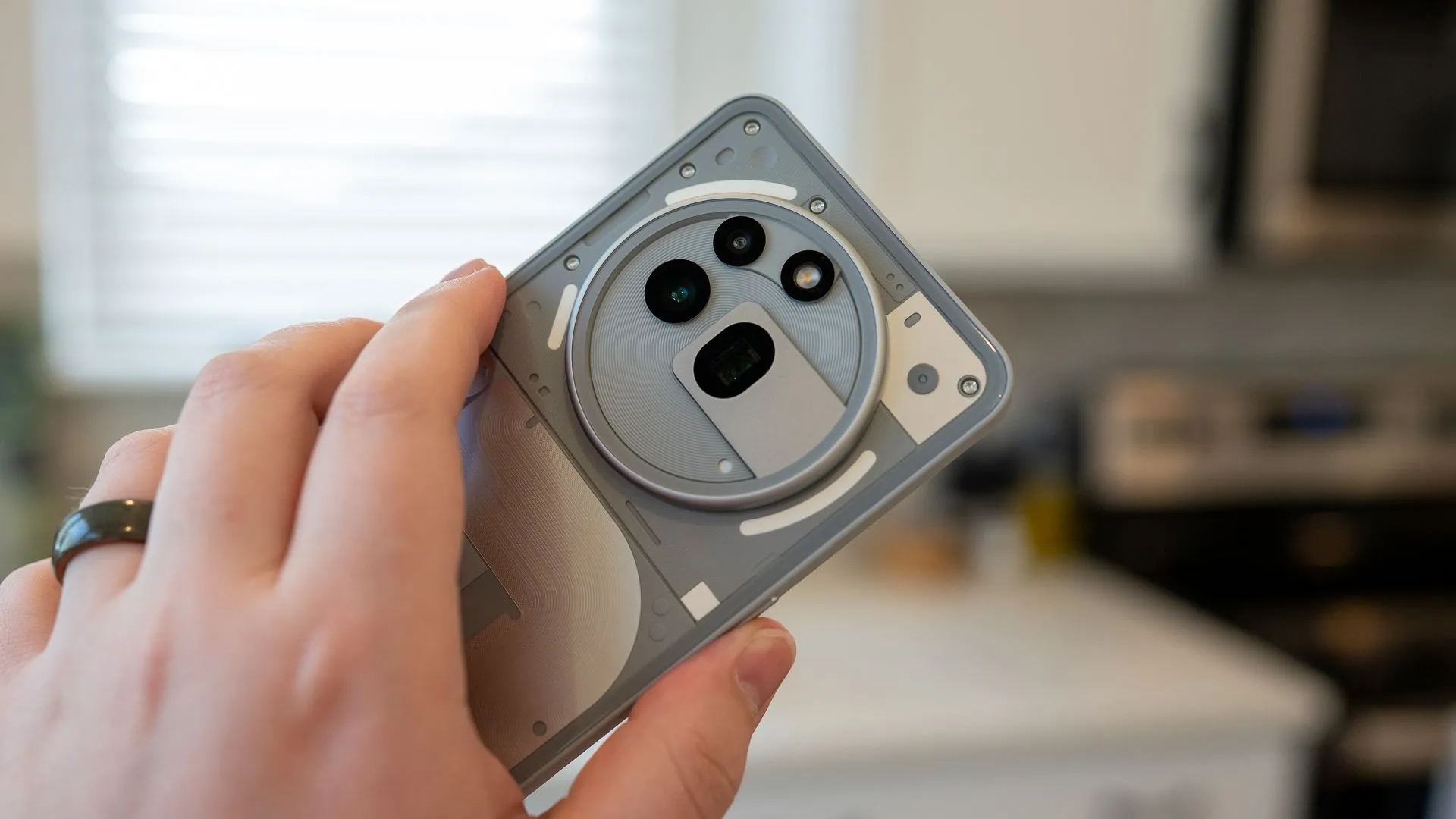 Người dùng cầm điện thoại Nothing Phone (3a) Pro, tập trung vào cụm camera sau