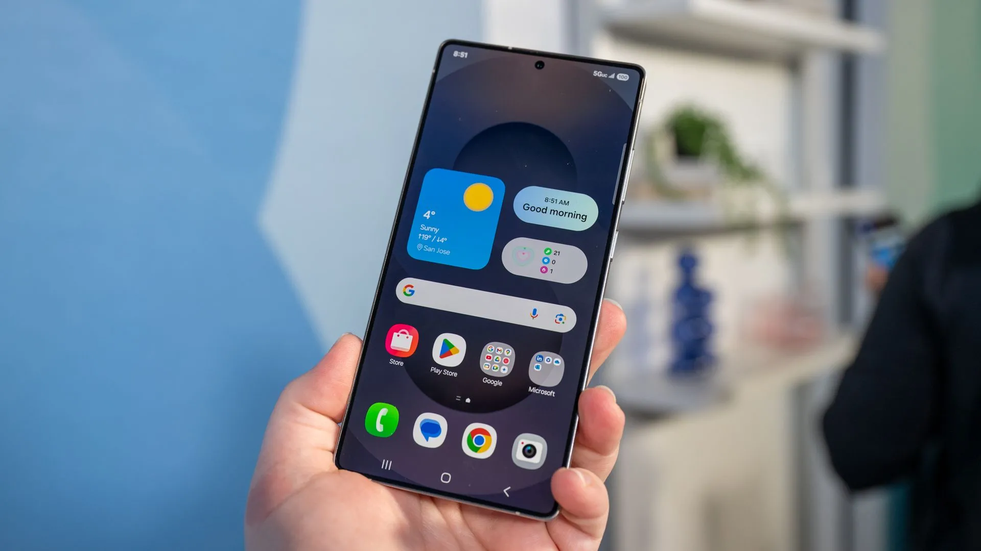 Người dùng cầm điện thoại Samsung Galaxy S25 Ultra trên tay, nhìn vào màn hình