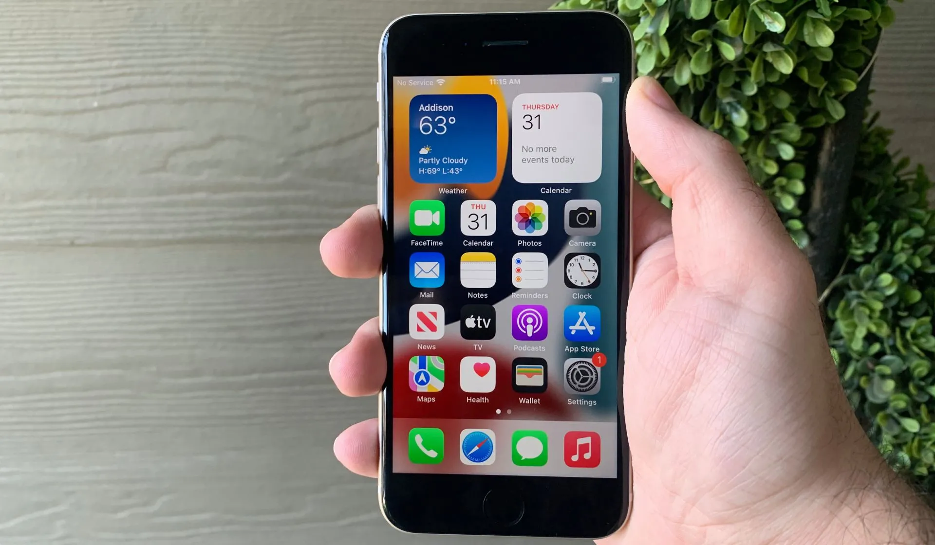 Người dùng cầm iPhone SE 2022, thể hiện kích thước nhỏ gọn của thiết bị