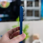Người dùng cầm Samsung Galaxy Z Fold 7 cho thấy cạnh bên và độ mỏng của thiết bị