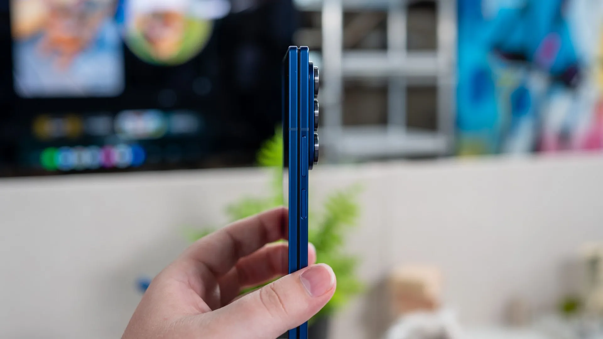 Người dùng cầm Samsung Galaxy Z Fold 7 cho thấy cạnh bên và độ mỏng của thiết bị