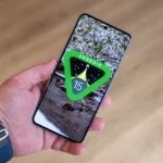 Người dùng đang cầm chiếc Google Pixel 8 Pro hiển thị logo Android 15 trên màn hình, tượng trưng cho chính sách cập nhật phần mềm mới của Google.