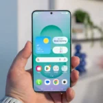 Người dùng đang cầm chiếc Samsung Galaxy S25 và nhìn vào màn hình hiển thị